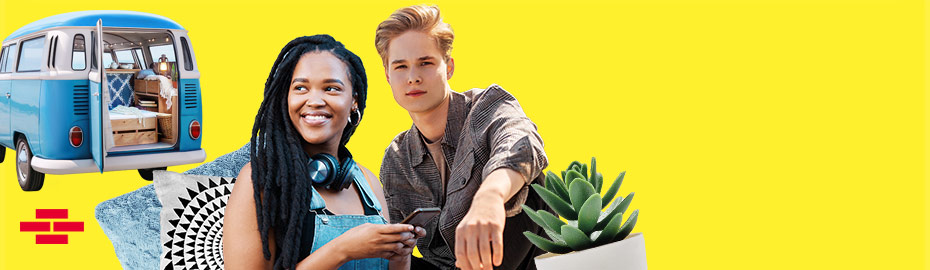 Zwei Personen sitzen nebeneinander, eine hält ein Smartphone, im Hintergrund ist ein blauer Van mit Gepäck und eine Pflanze zu sehen.